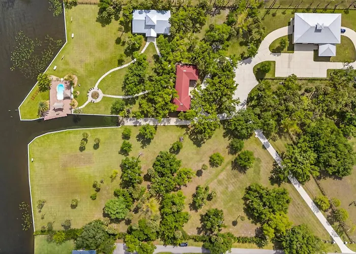 Waterfront Farm Estate Pool, Theater, Kayaks