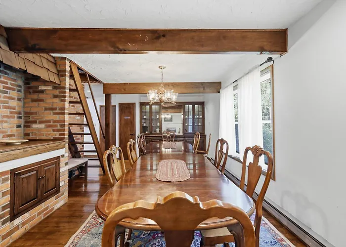 Spacious Gateway, Walk To Pool & Beach, Hot Tub, Game Room
