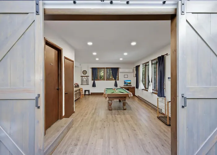 Spacious Gateway, Walk To Pool & Beach, Hot Tub, Game Room