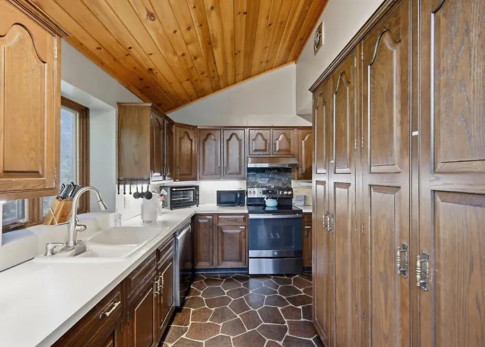 Spacious Gateway, Walk To Pool & Beach, Hot Tub, Game Room