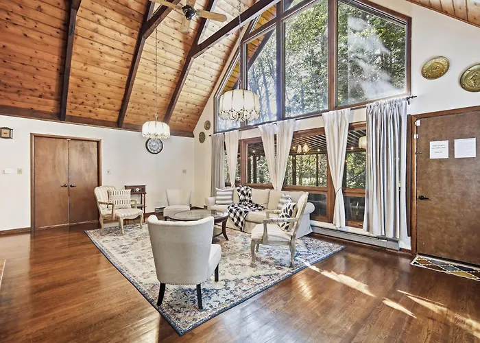 Spacious Gateway, Walk To Pool & Beach, Hot Tub, Game Room