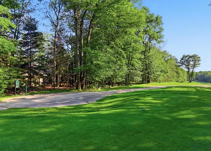 Spacious Gateway, Walk To Pool & Beach, Hot Tub, Game Room