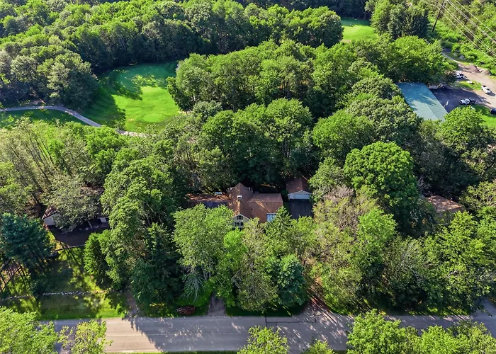 Spacious Gateway, Walk To Pool & Beach, Hot Tub, Game Room