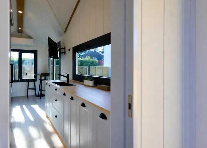 The Gatwick Cabin With Airport Parking Available