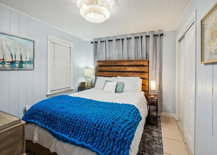 Lil John Coastal Cottage Near Siesta Key Beach