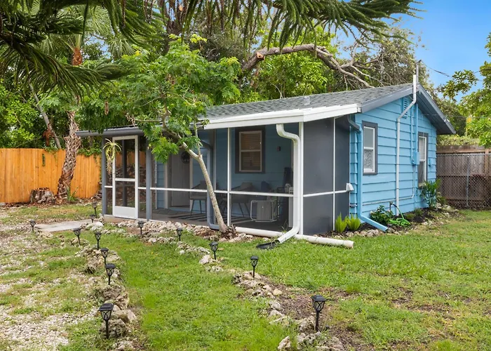 Lil John Coastal Cottage Near Siesta Key Beach