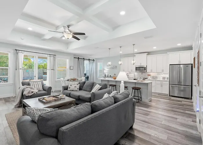 Walk To Beach W Private Pool, Hot Tub Golf Cart