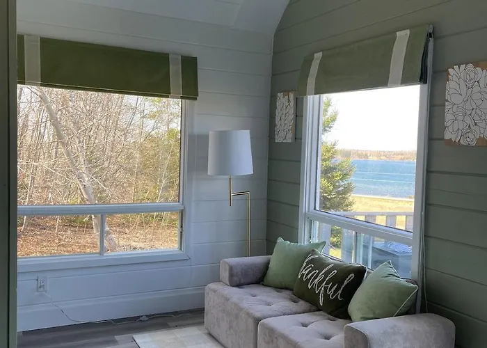 Serene Cove Retreat Cottage- Green