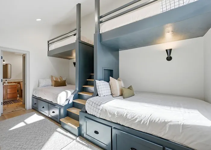 Modern Mountain-Chic Condo-Ski, Golf, Bike, Hike!