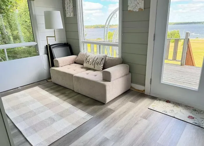 Serene Cove Retreat Cottage- Green