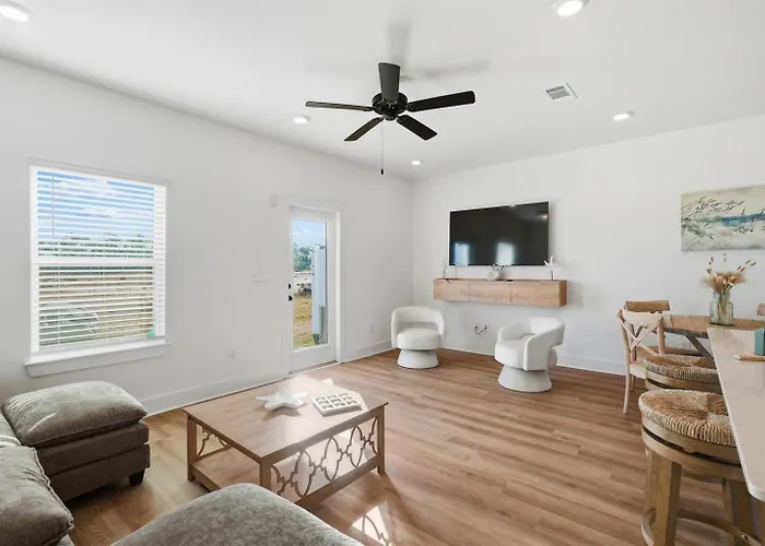 Salty Seahorse New Coastal Townhome In Pcb
