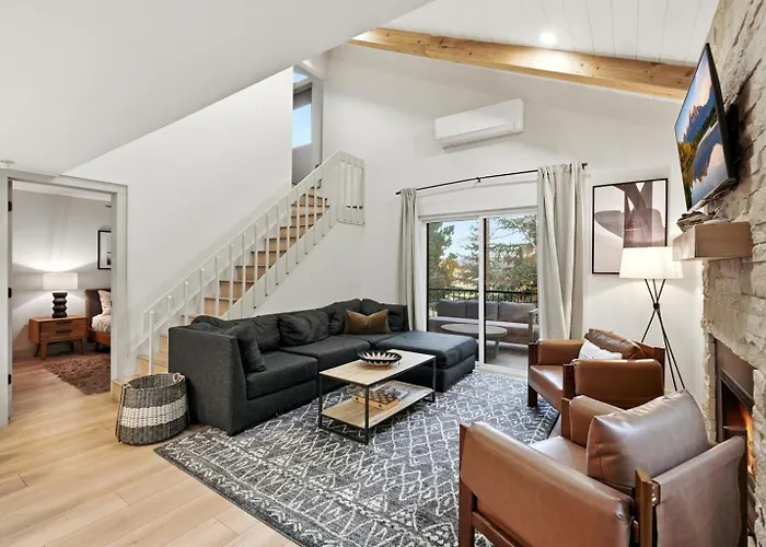Modern Mountain-Chic Condo-Ski, Golf, Bike, Hike!
