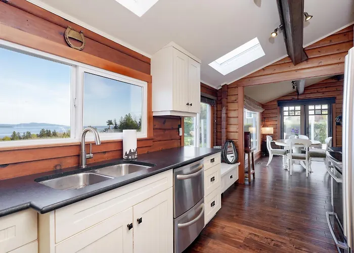 Ocean View Guest House - Stunning Ocean Views By Victoria Prime!!