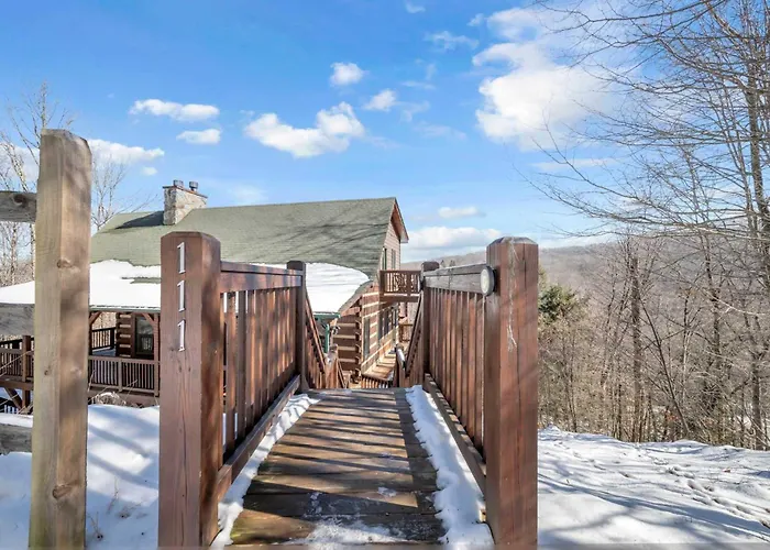 Scenic 4-Br Chalet With Hot Tub