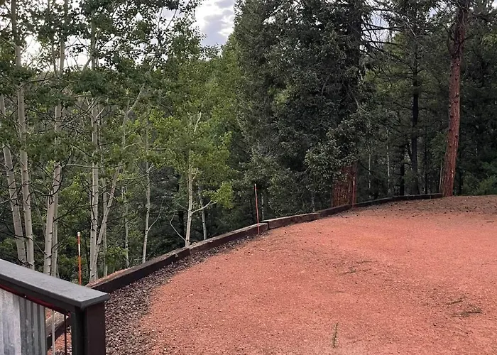 Pet-Friendly Cabin & Hot Tub By Pikes Peak