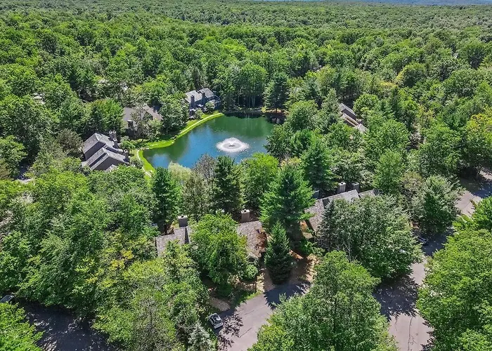 Pond View And Lake Access Walk To Ski And Golf