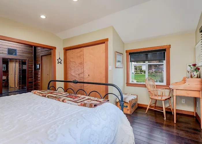 Ocean View Guest House - Stunning Ocean Views By Victoria Prime!!