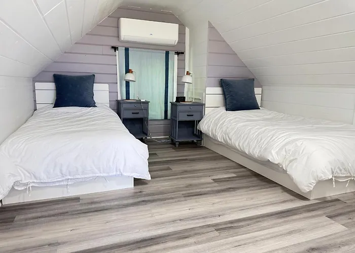 Serene Cove Retreat Cottage- Blue