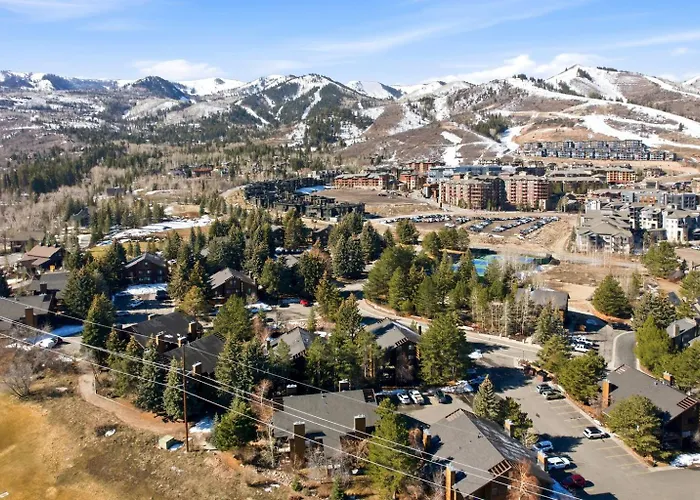 Modern Mountain-Chic Condo-Ski, Golf, Bike, Hike!