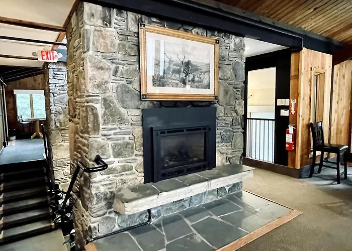 Mid-Mod Vt Dream Chalet Near Skiing And Lake With Clubhouse Hot Tub, Pools