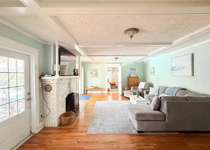 "Oasis" Historic Beachside Cottage Retreat