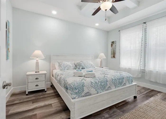 Walk To Beach W Private Pool, Hot Tub Golf Cart