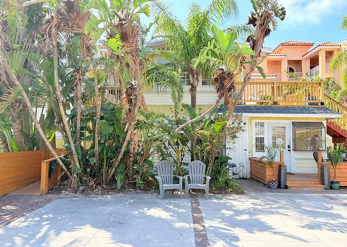 "Palms" Gulf-View Historic Cottage Retreat