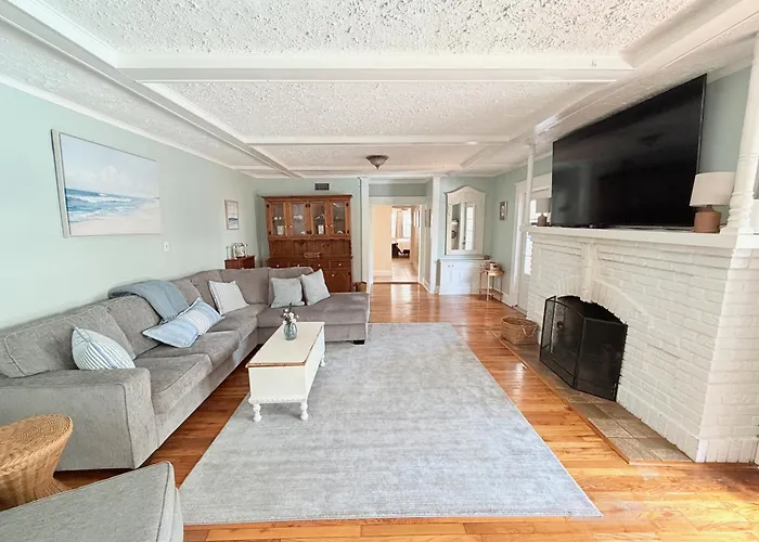 "Oasis" Historic Beachside Cottage Retreat