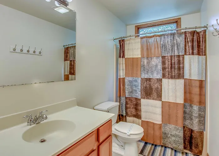 5Br Chalet - Hot Tub Game Room & Lake Access