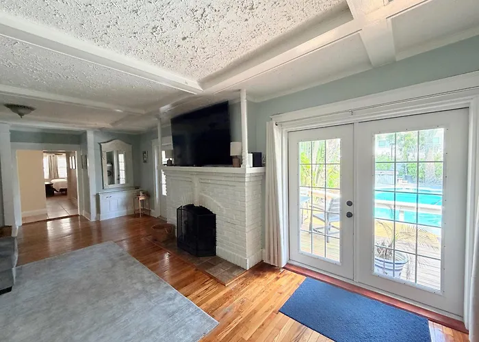 "Oasis" Historic Beachside Cottage Retreat