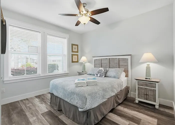 Walk To Beach W Private Pool, Hot Tub Golf Cart