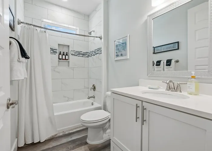 Walk To Beach W Private Pool, Hot Tub Golf Cart