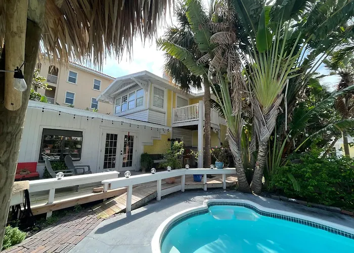 "Palms" Gulf-View Historic Cottage Retreat