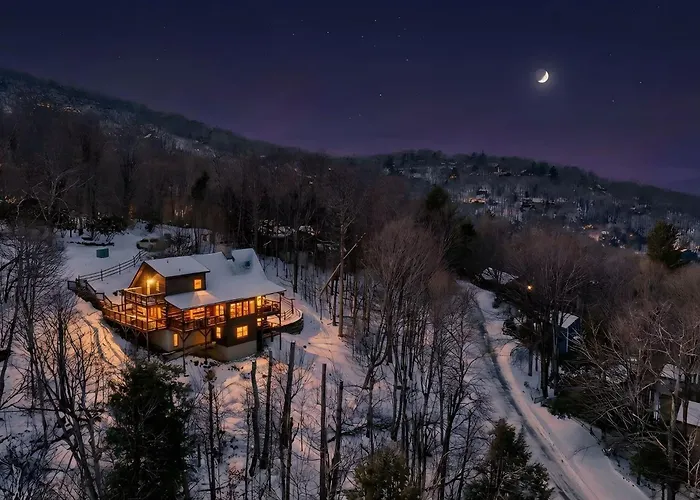 Scenic 4-Br Chalet With Hot Tub