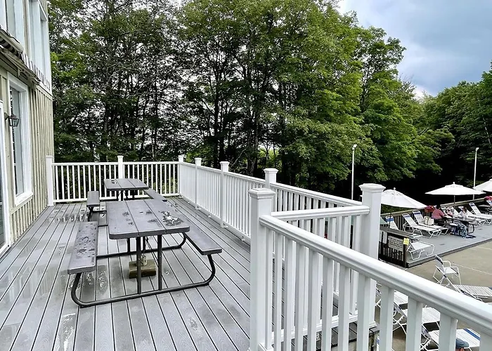 Mid-Mod Vt Dream Chalet Near Skiing And Lake With Clubhouse Hot Tub, Pools