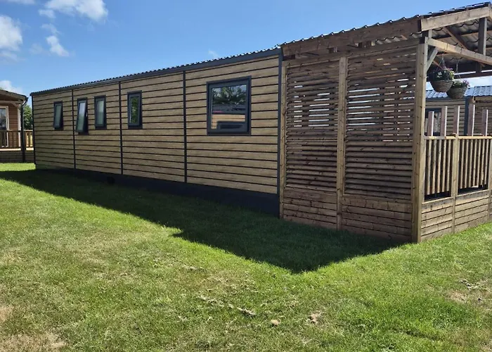 Nieuw!!Compleet nieuw luxe ingericht chalet MET AIRCO en panorama uitzicht over het lauwersmeer