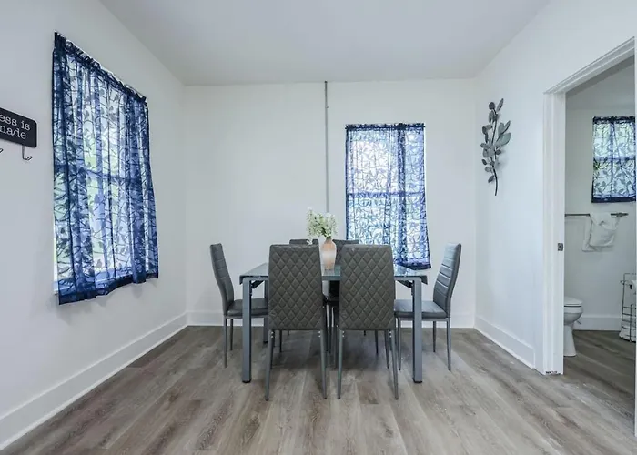 Cozy Convenient Near All Pensacola Offers