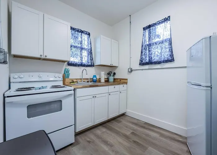 Cozy Convenient Near All Pensacola Offers