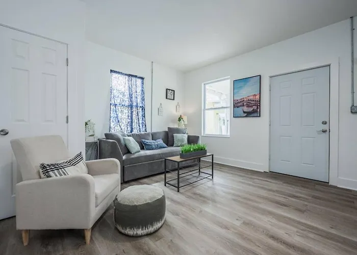 Cozy Convenient Near All Pensacola Offers