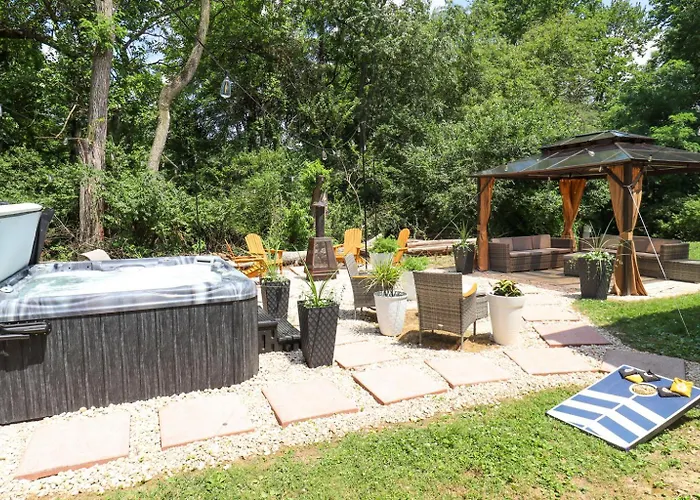 The York Schoolhouse - Hot Tub - Game Room