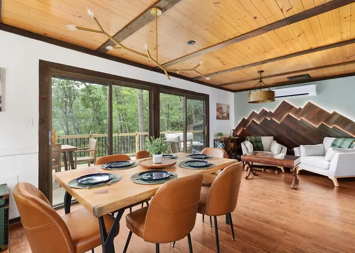 New Secluded Retreat Mountain Views, Hot Tub, River Access
