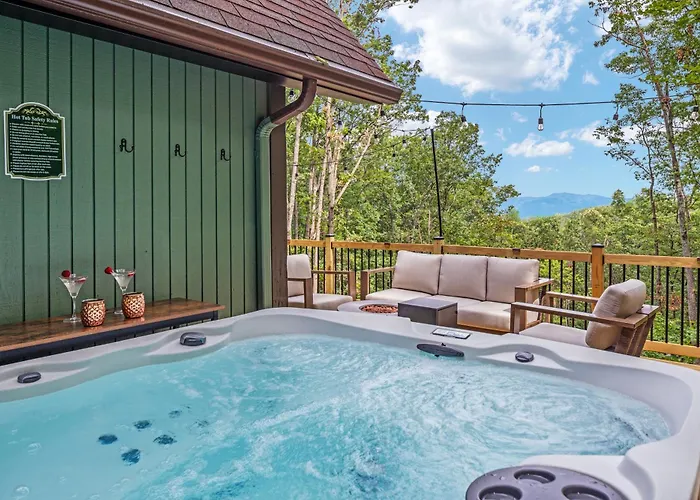New Secluded Retreat Mountain Views, Hot Tub, River Access