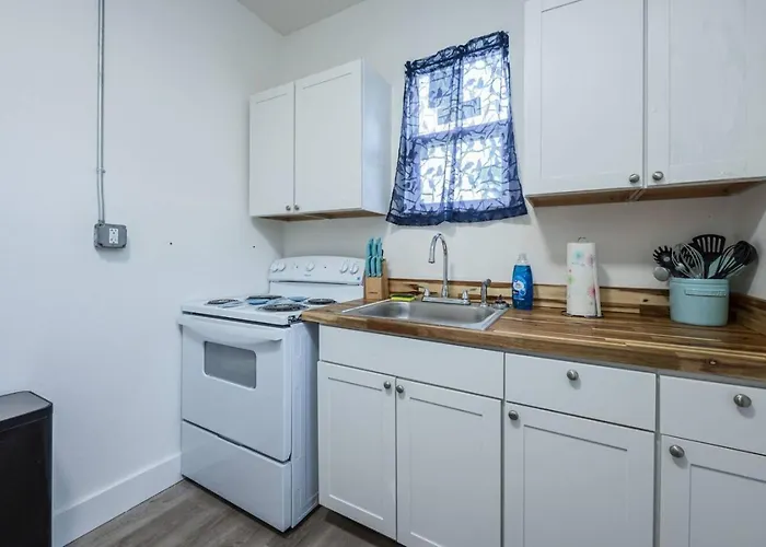 Cozy Convenient Near All Pensacola Offers