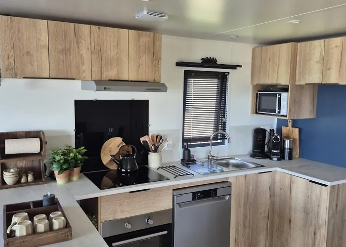 Nieuw!!Compleet nieuw luxe ingericht chalet MET AIRCO en panorama uitzicht over het lauwersmeer