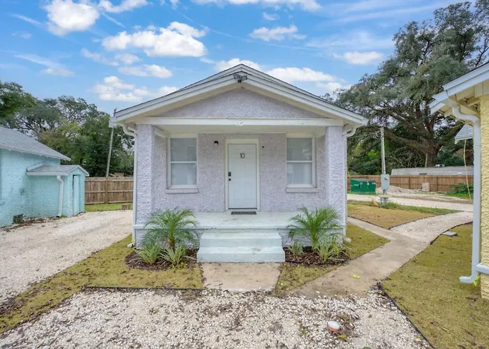 Cozy Convenient Near All Pensacola Offers