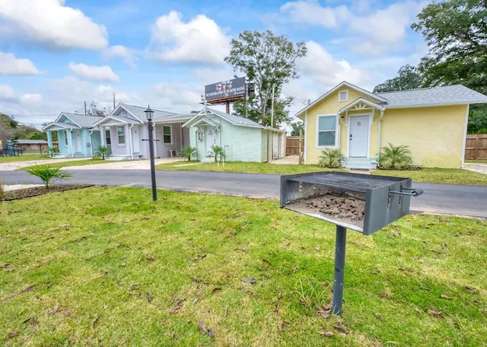 Cozy Convenient Near All Pensacola Offers