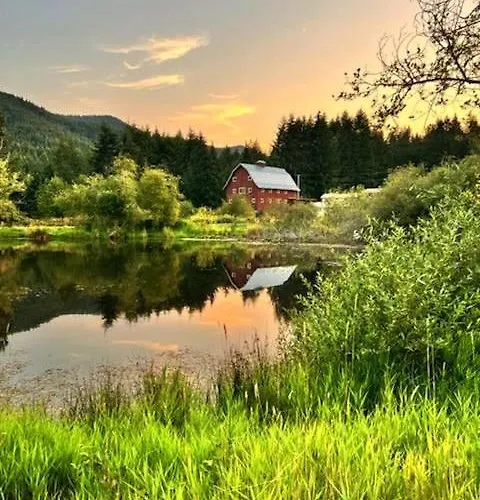 Chalet Retreat-Pond, Mountains & Barn View