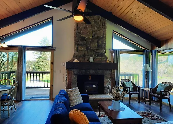 Chalet Retreat-Pond, Mountains & Barn View