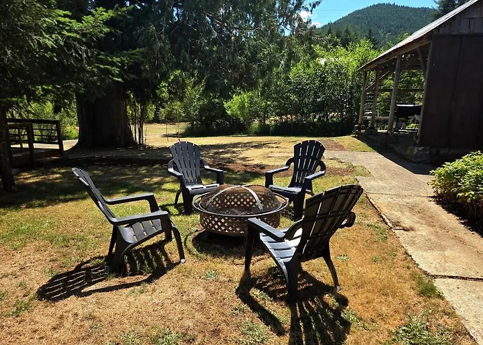 Chalet Retreat-Pond, Mountains & Barn View