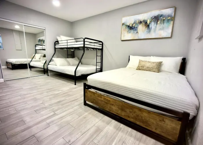 Heated Pool & Basketball, Sleeps 12 Tropical Dream Villa, Valrico Brandon